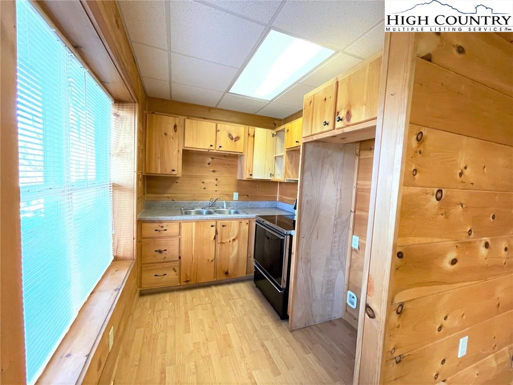 Image number 14 for the current listing