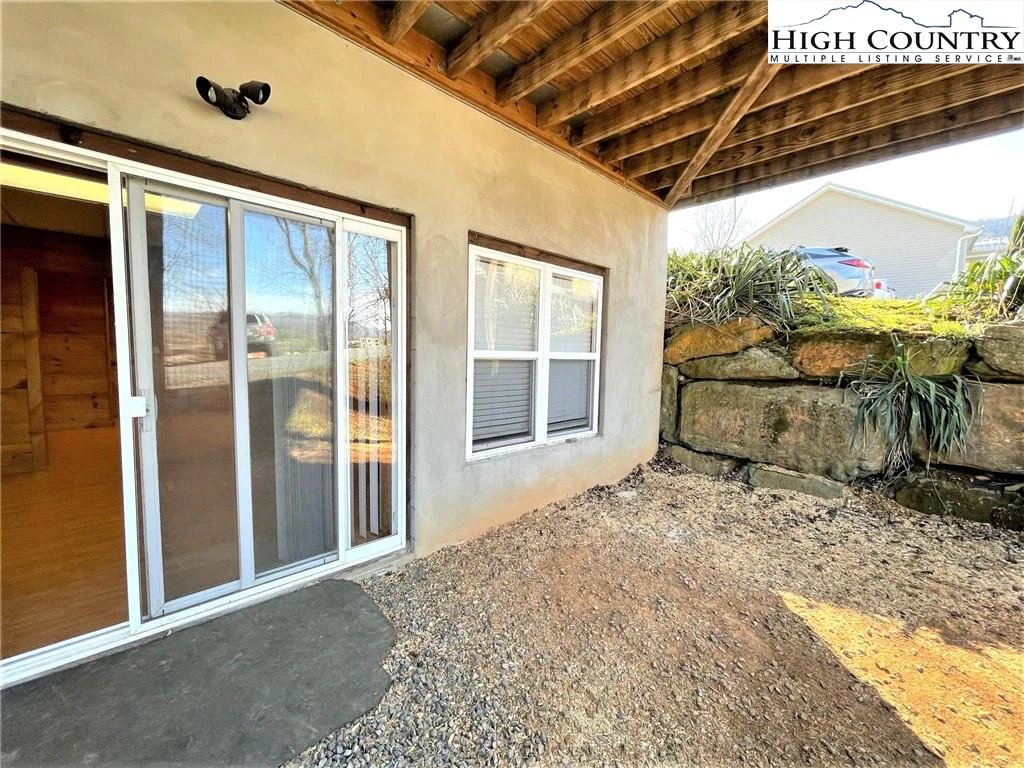 Image number 17 for the current listing