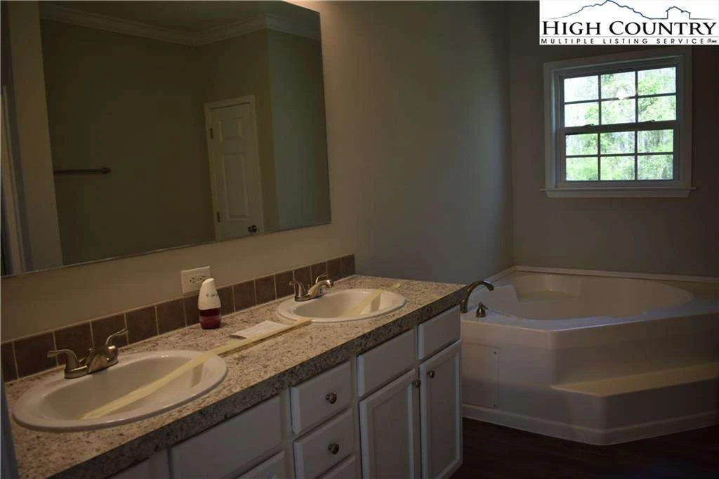 Image number 20 for the current listing