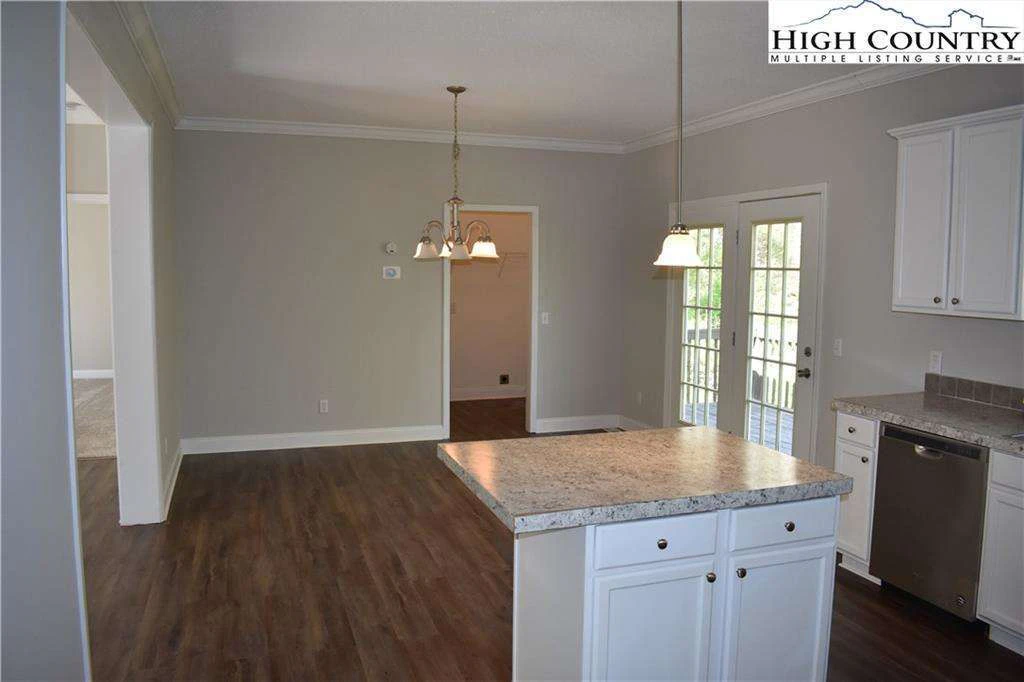 Image number 14 for the current listing
