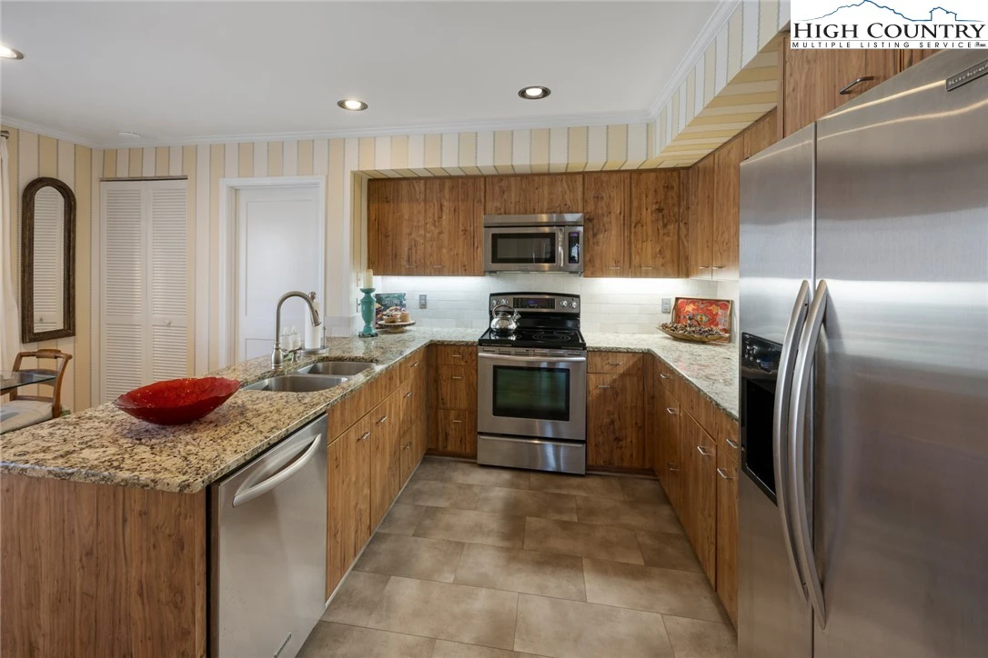 Image number 19 for the current listing