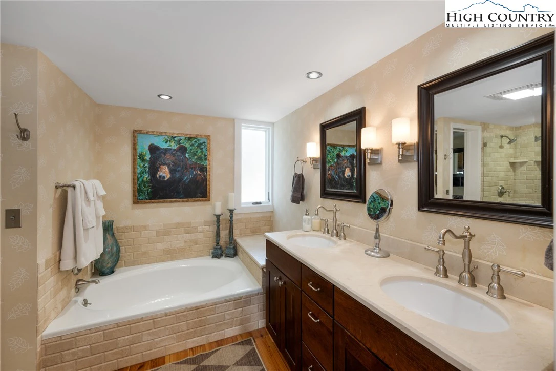Image number 14 for the current listing