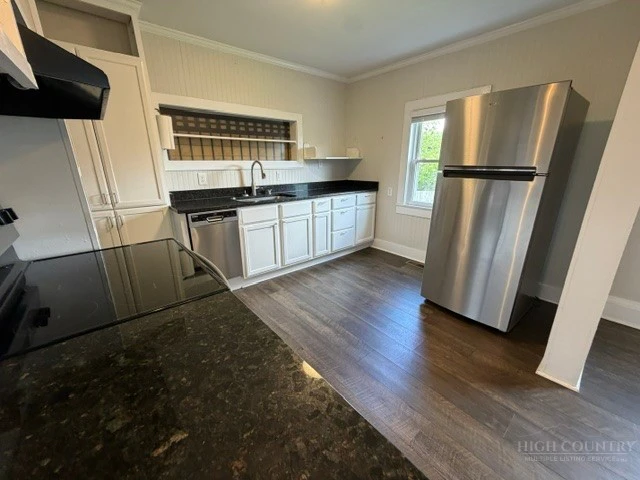 Image number 11 for the current listing