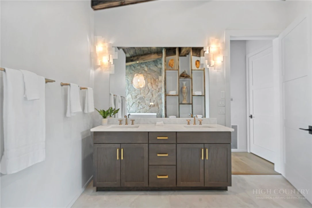Image number 4 for the current listing