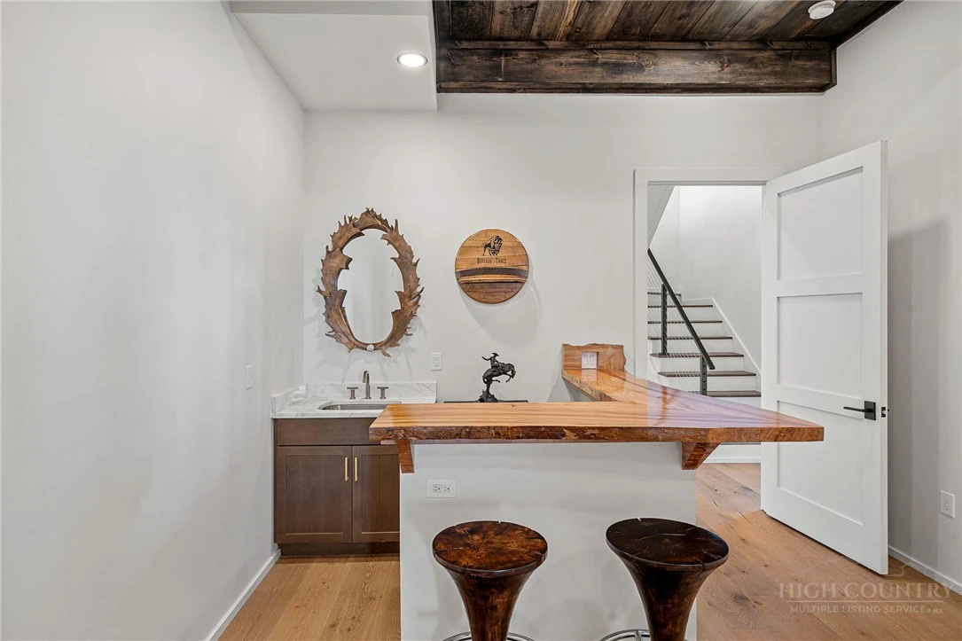Image number 6 for the current listing