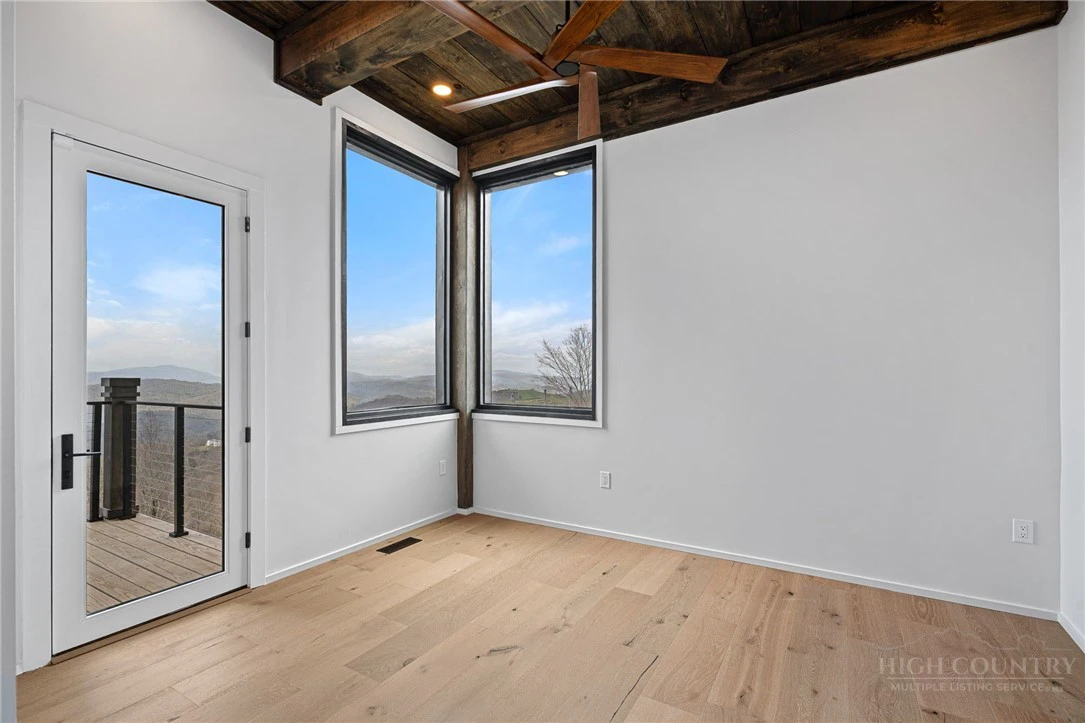 Image number 8 for the current listing