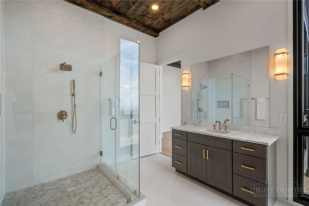 Image number 9 for the current listing