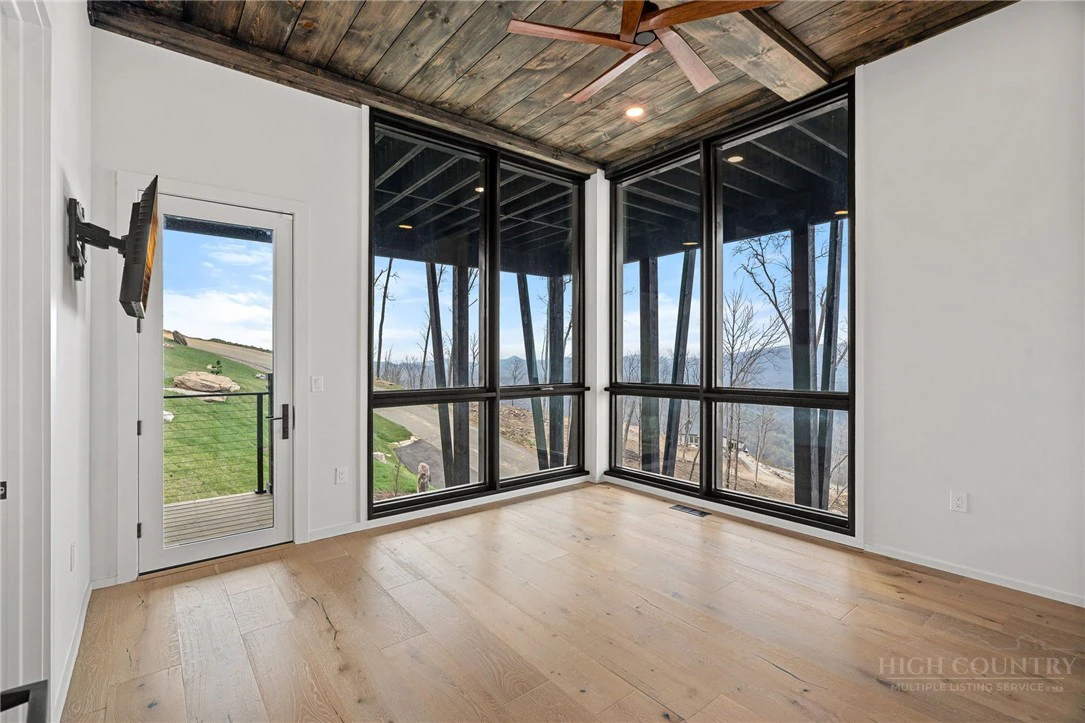 Image number 12 for the current listing