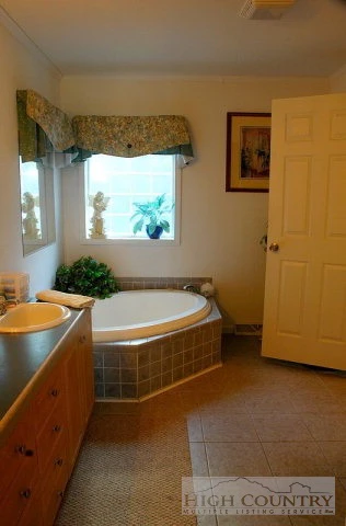 Image number 11 for the current listing