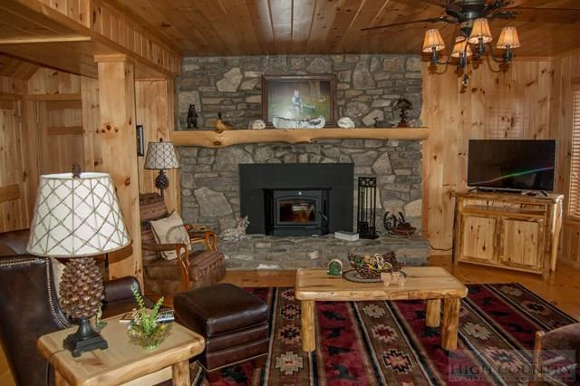 Image number 11 for the current listing