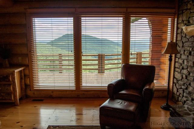 Image number 20 for the current listing