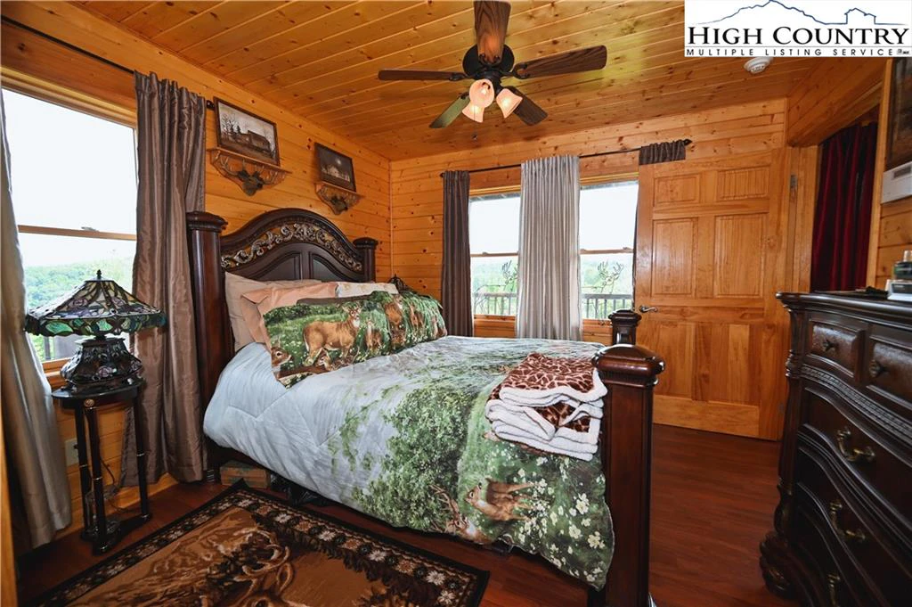 Image number 4 for the current listing
