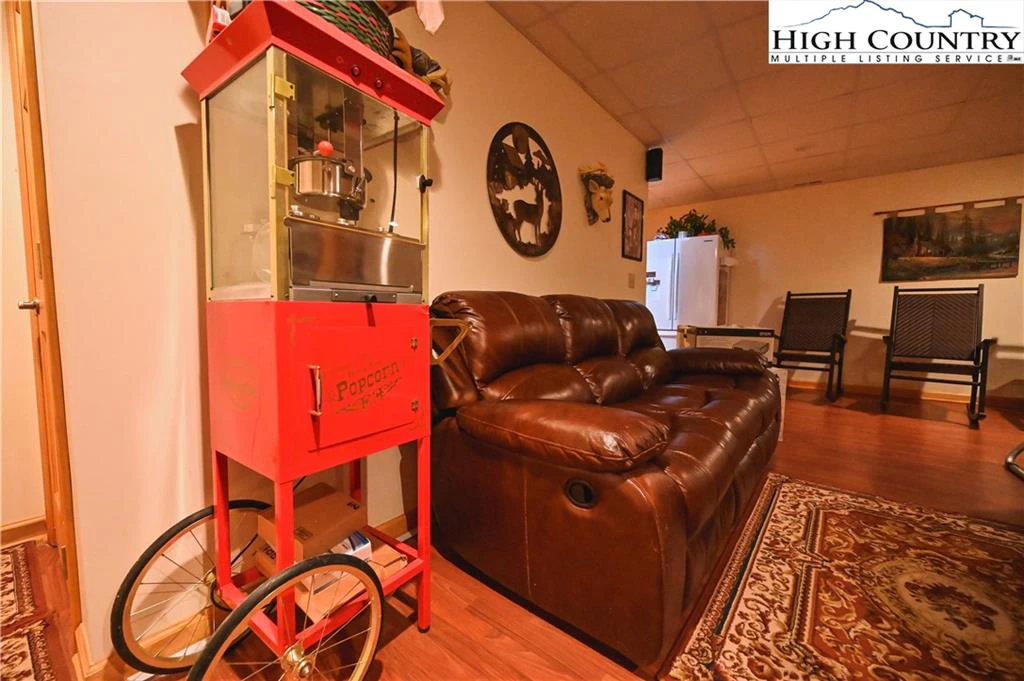 Image number 15 for the current listing