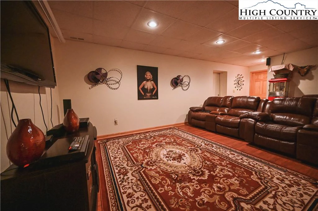 Image number 17 for the current listing