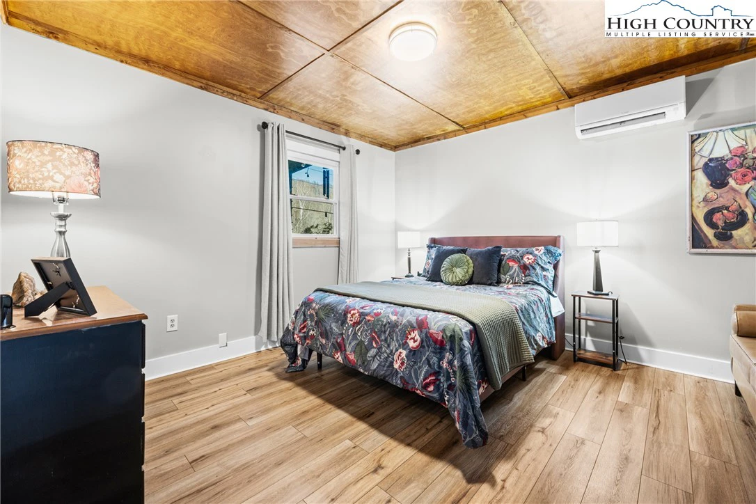 Image number 10 for the current listing