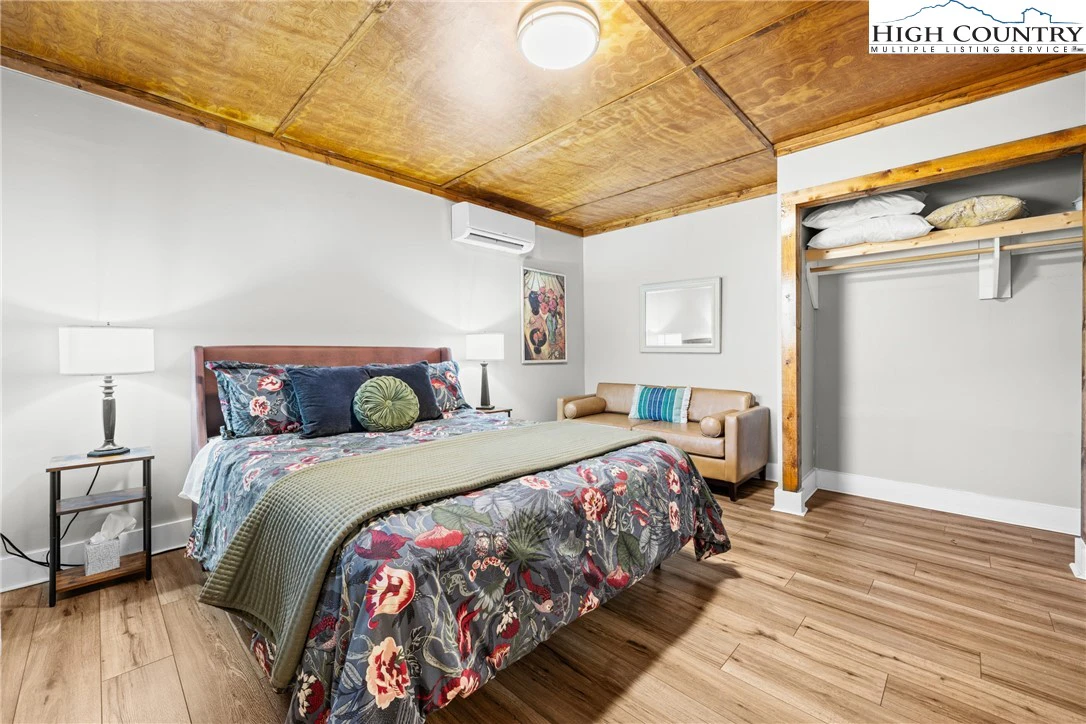 Image number 11 for the current listing