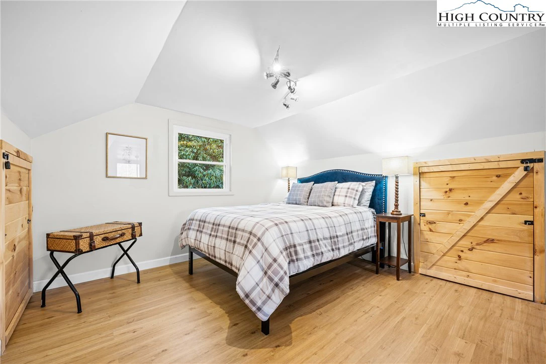 Image number 3 for the current listing