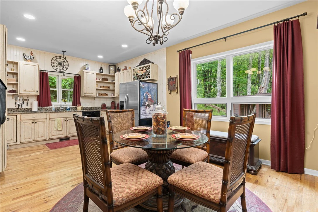 Image number 9 for the current listing