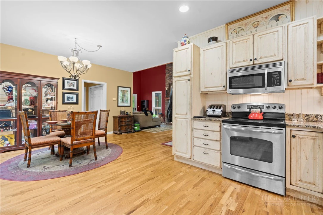 Image number 13 for the current listing