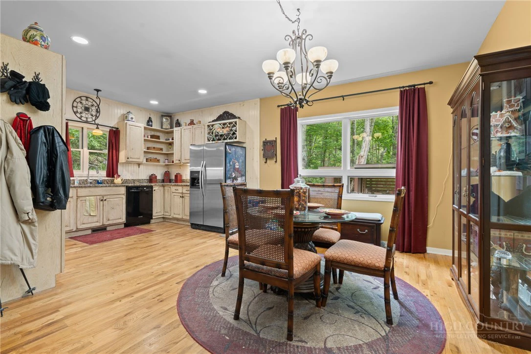 Image number 14 for the current listing