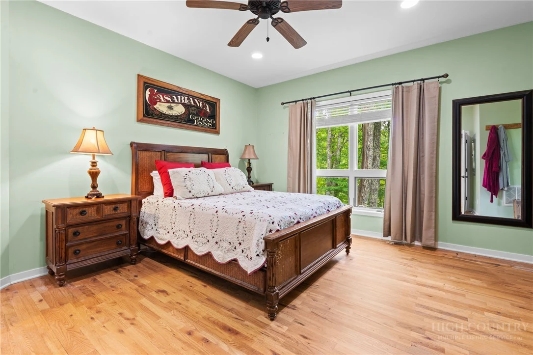 Image number 15 for the current listing