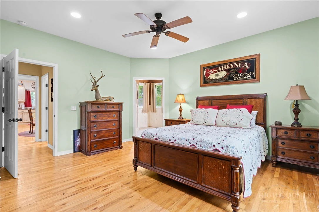 Image number 16 for the current listing