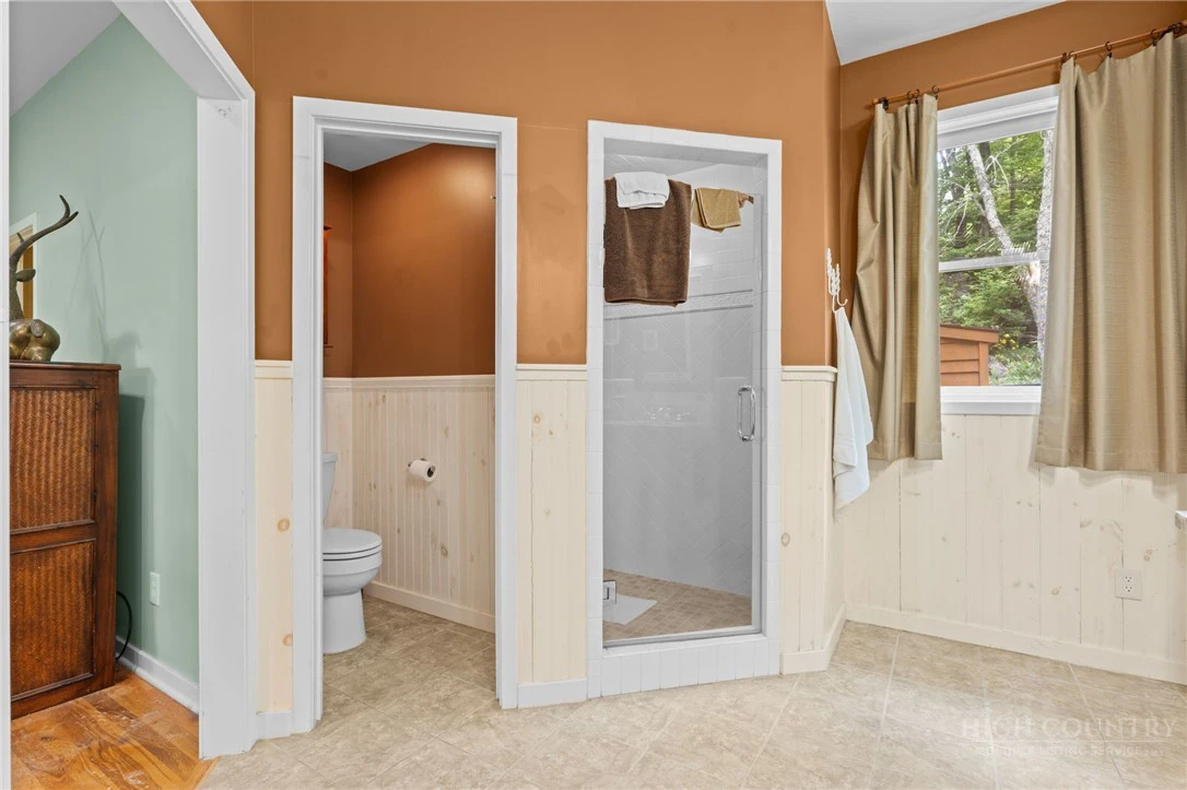 Image number 19 for the current listing