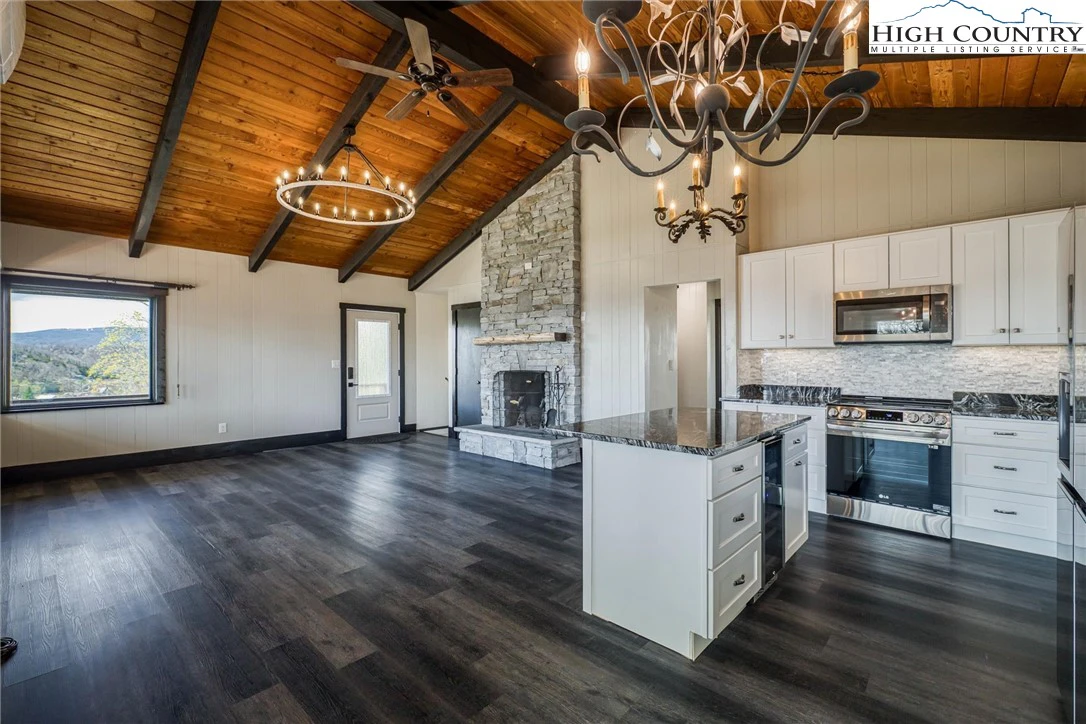 Image number 1 for the current listing