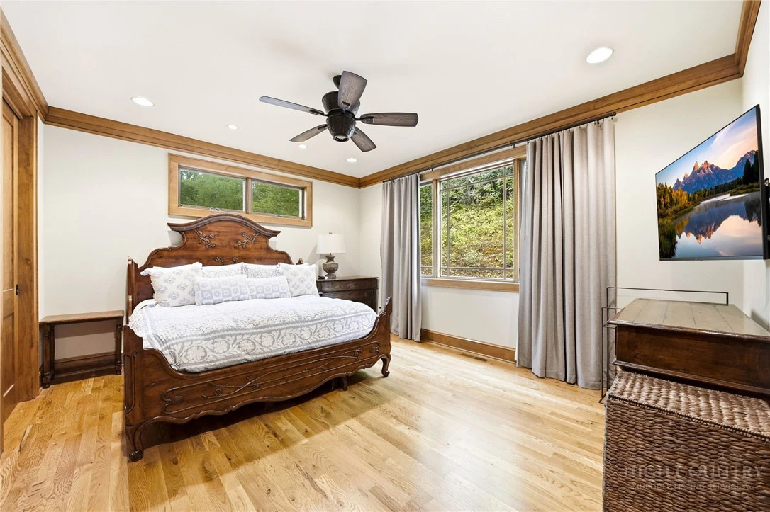 Image number 18 for the current listing