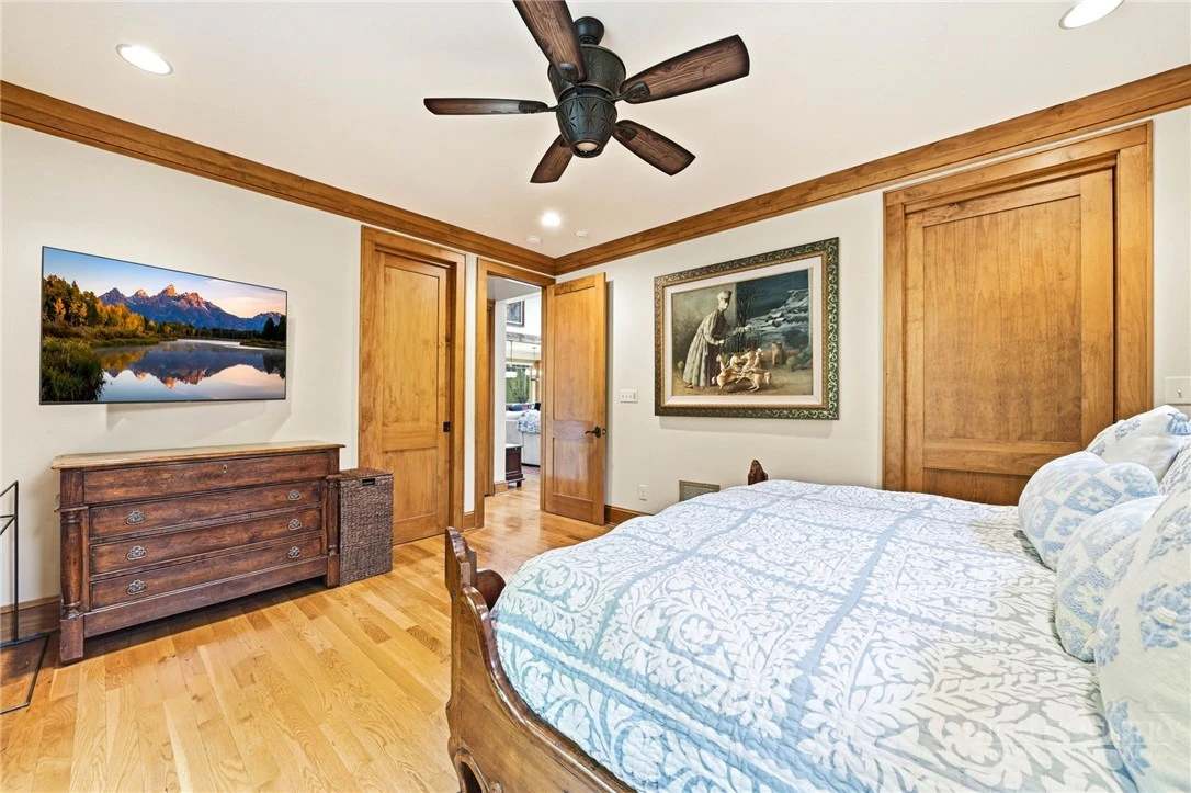 Image number 17 for the current listing
