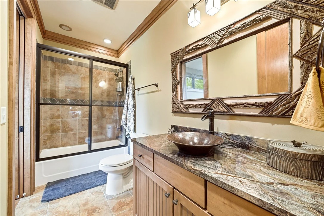 Image number 13 for the current listing