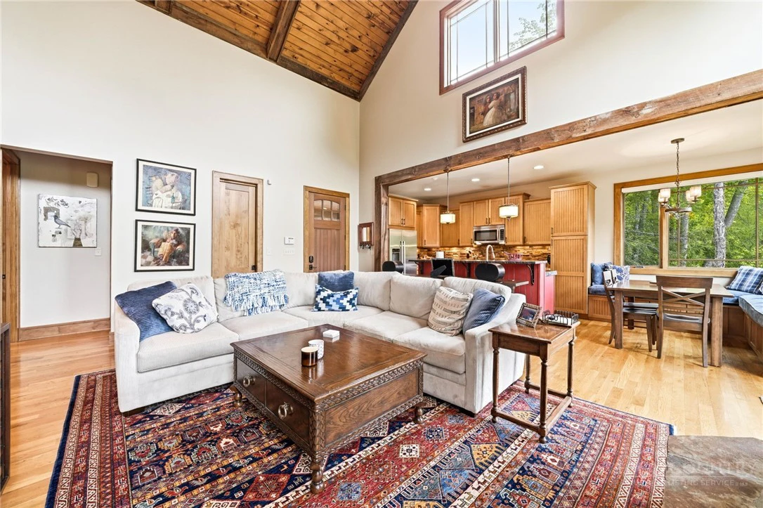 Image number 19 for the current listing