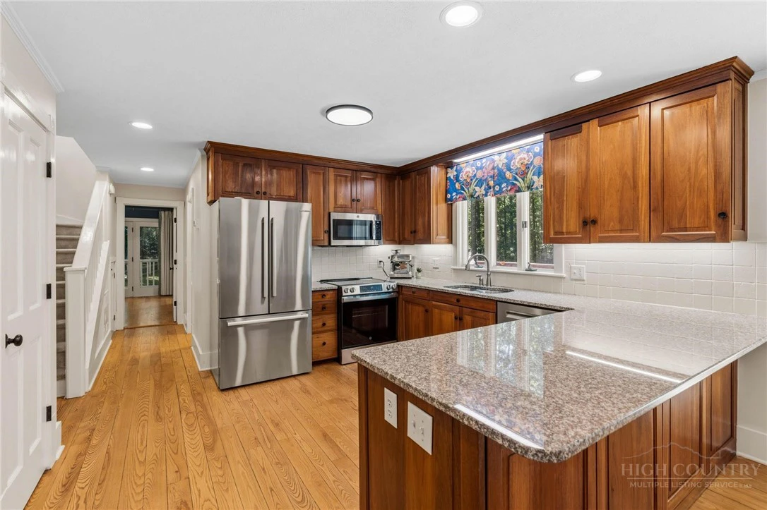 Image number 9 for the current listing