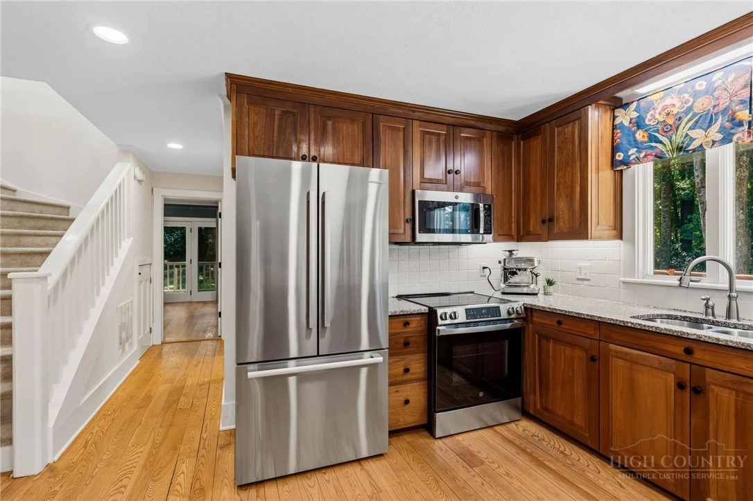 Image number 11 for the current listing
