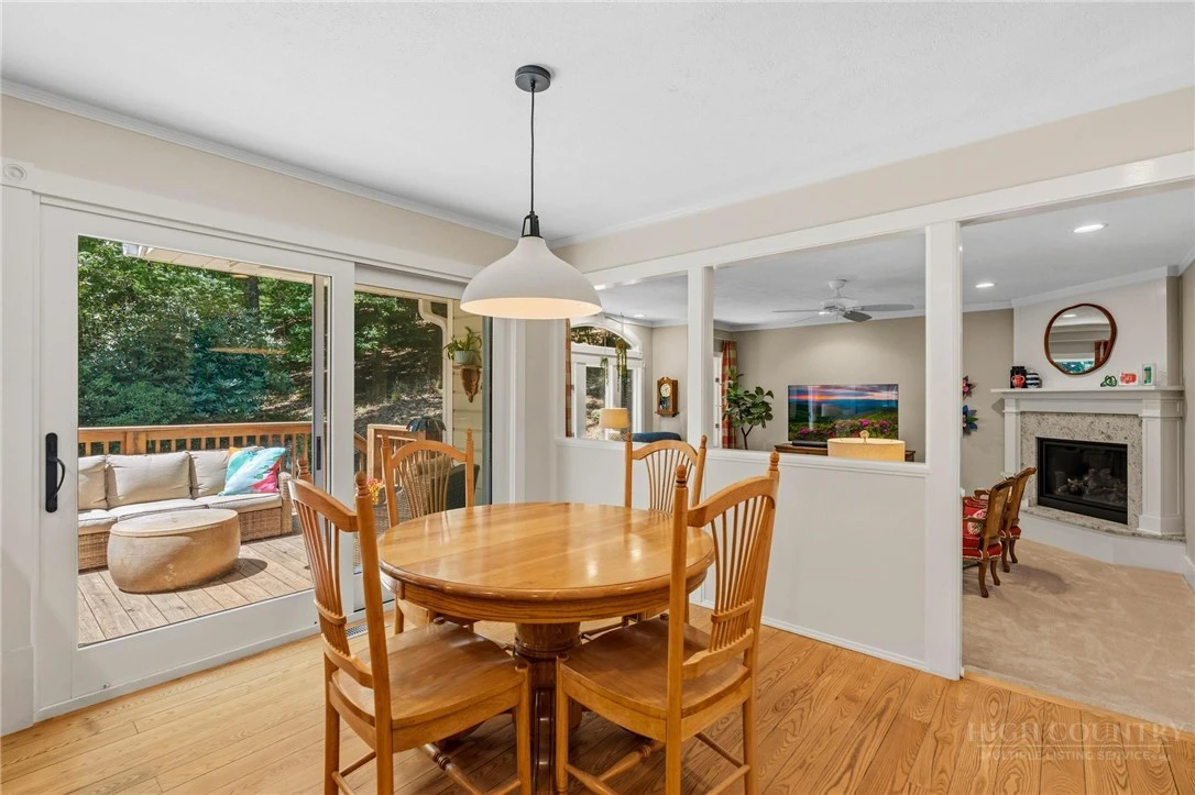 Image number 14 for the current listing