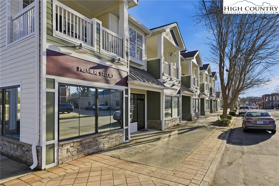 Image number 1 for the current listing