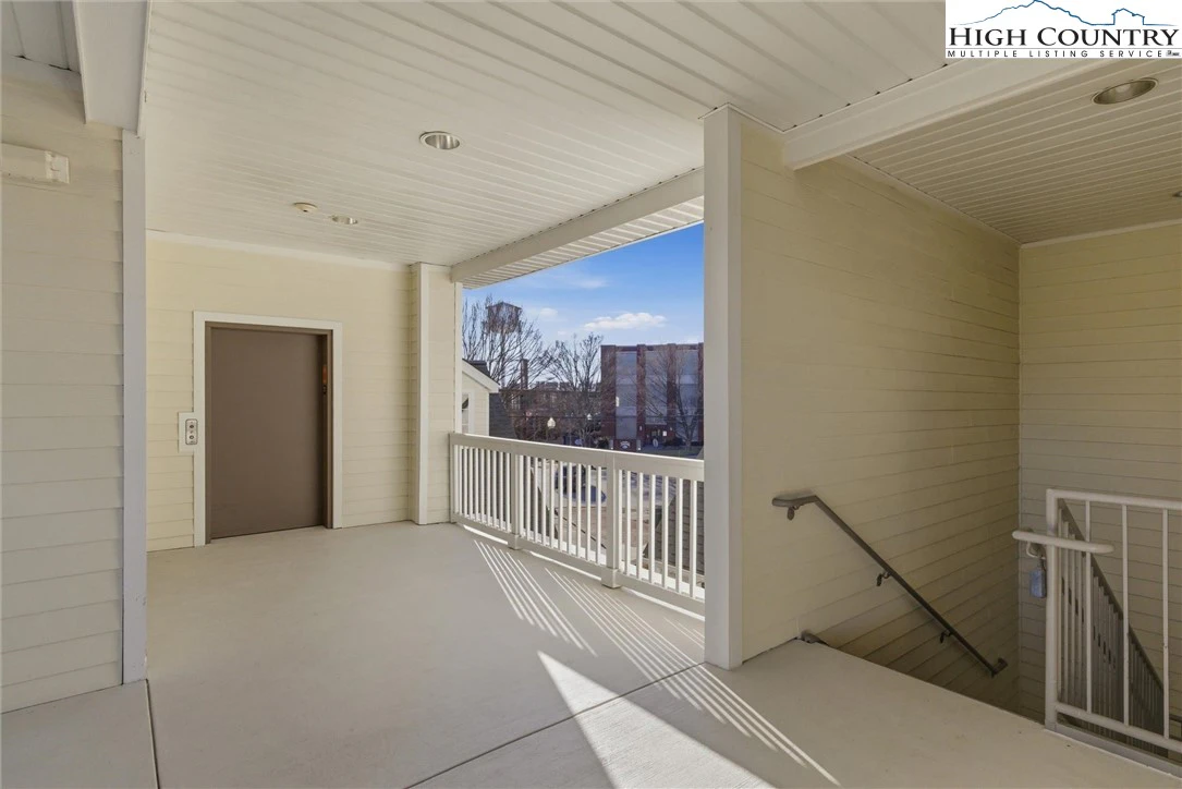 Image number 21 for the current listing