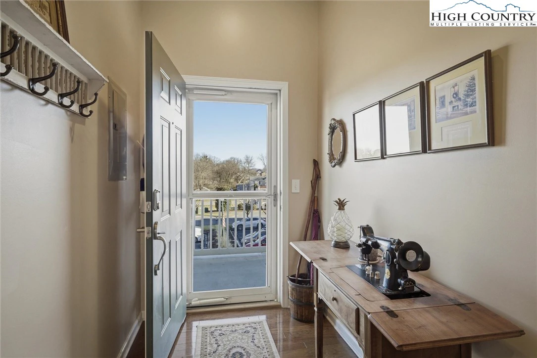 Image number 19 for the current listing