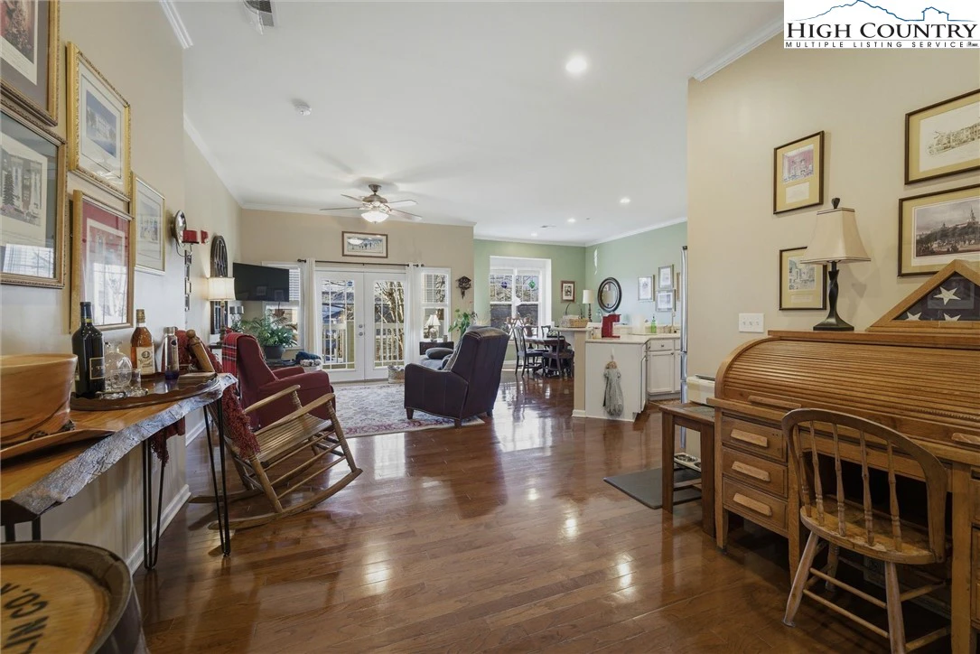 Image number 17 for the current listing