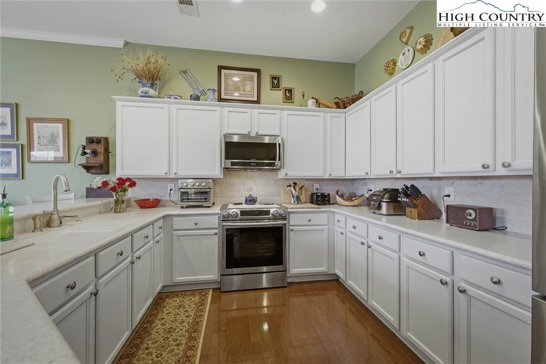 Image number 11 for the current listing