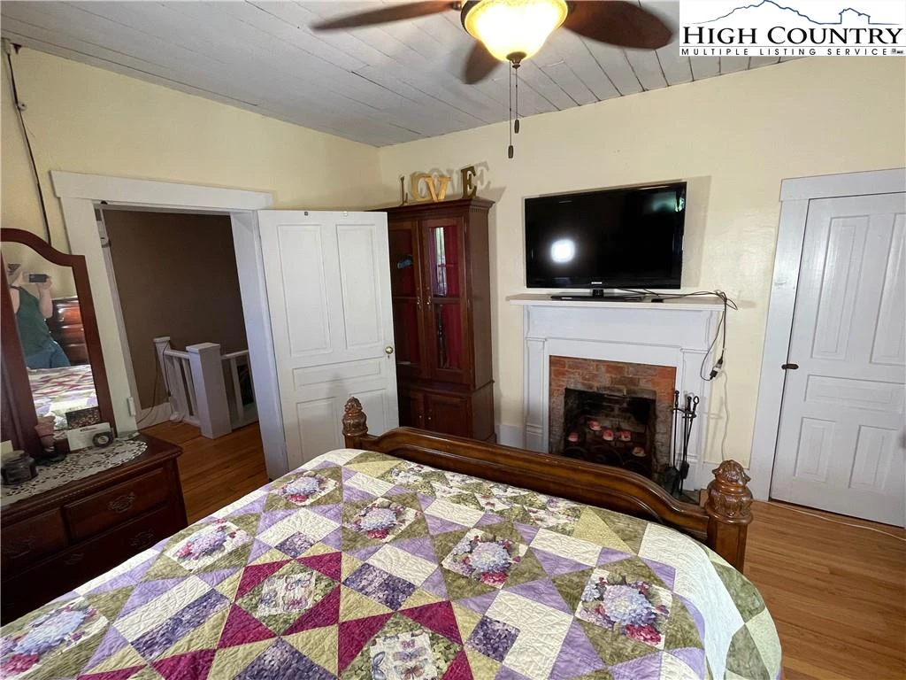 Image number 2 for the current listing