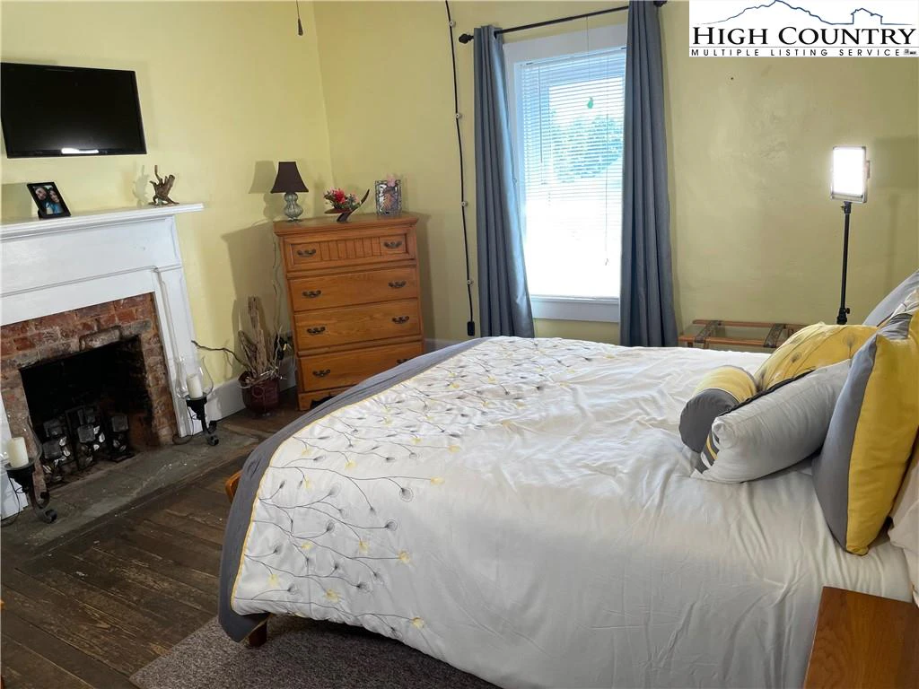 Image number 13 for the current listing