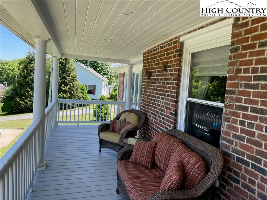 Image number 28 for the current listing
