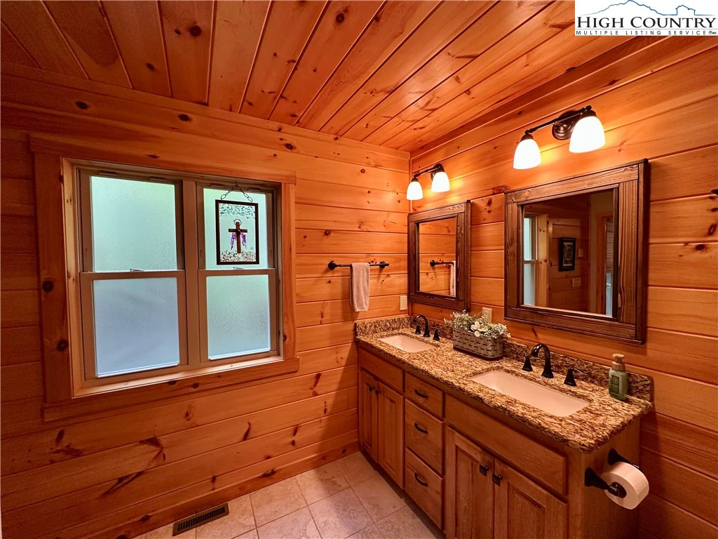 Image number 4 for the current listing