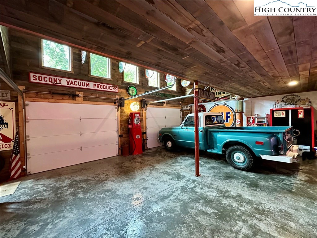 Image number 13 for the current listing