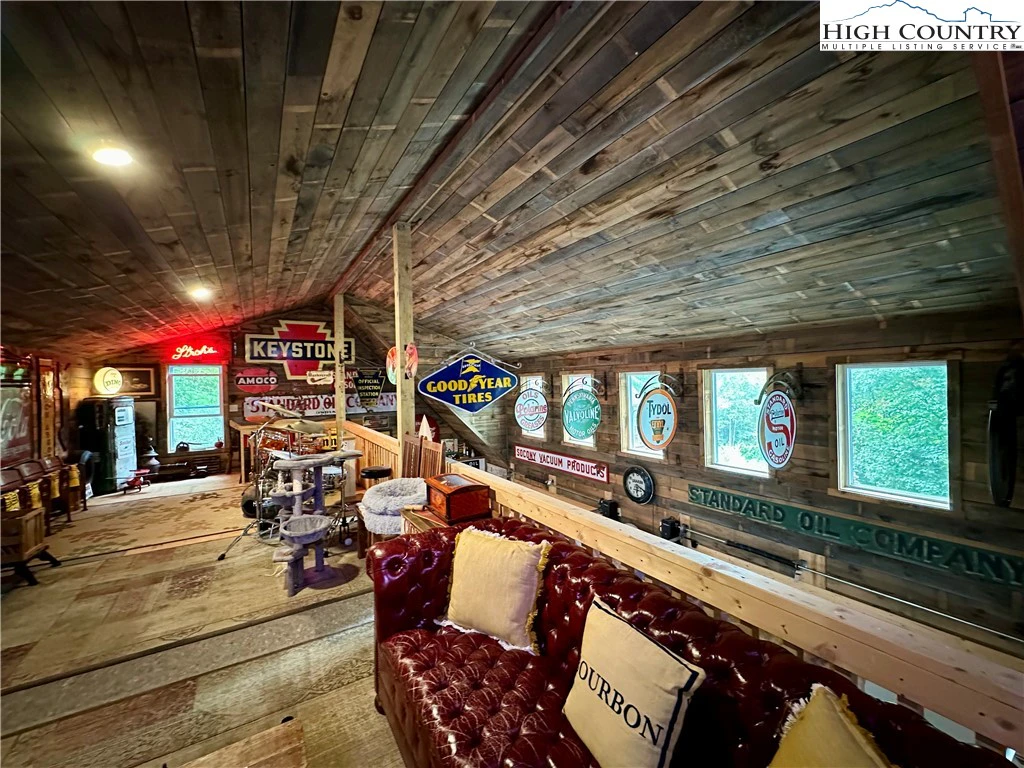 Image number 15 for the current listing