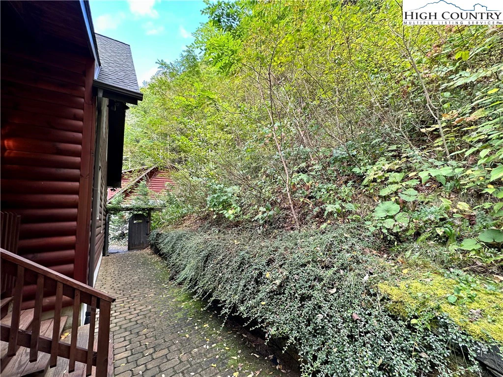 Image number 16 for the current listing