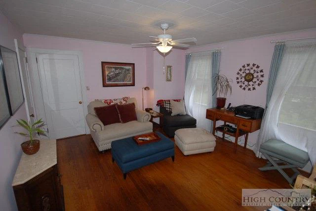 Image number 8 for the current listing