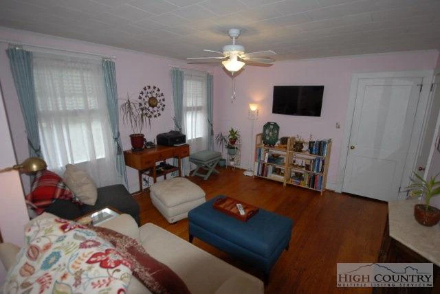 Image number 9 for the current listing