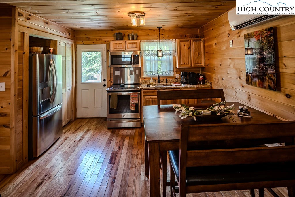 Image number 1 for the current listing